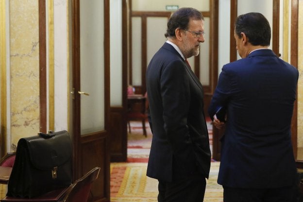 Rajoy charla en el Congreso de los Diputados con el coordinador del PP, Fernando Martínez-Maillo. 