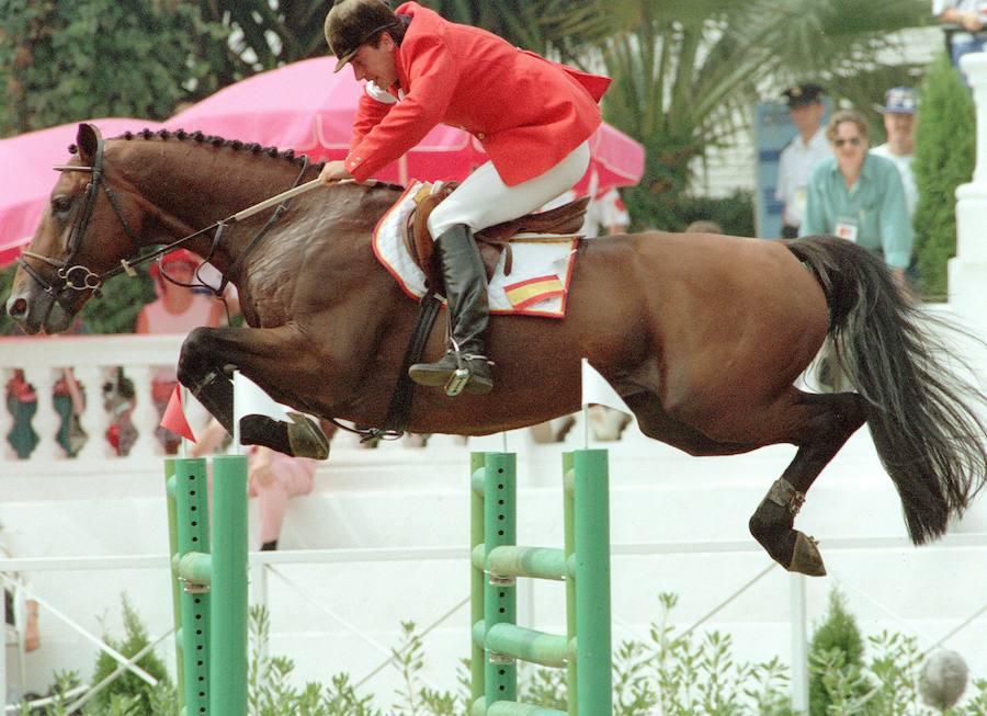 El jinete español Cayetano Martínez de Irujo, montando a Falestro II, durante la ronda de clasificación de saltos individuales de la olimpiada.