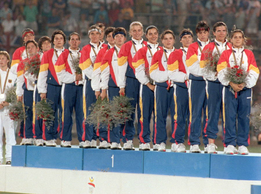 El equipo español de hockey sobre hierba femenino, en el podio, tras conseguir la medalla de oro al vencer en la final a la selección de Alemania.