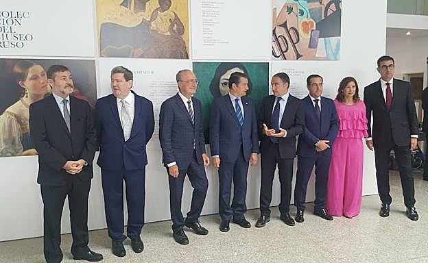 Autoridades, en el arranque del acto, esta mañana en Málaga.