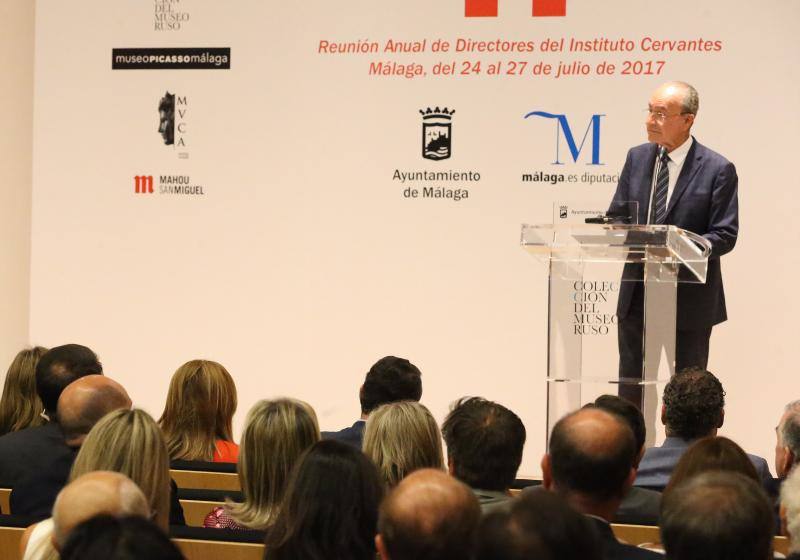 La monarca ha acudido a la apertura oficial del encuentro de los directores del instituto Cervantes en el Museo Ruso 