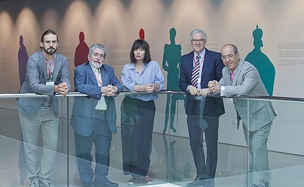 Juan Carlos Reche, Javier Ruiz Sierra, Silvia Grijalba, Francisco Oda y Antonio Gil de Carrasco posan en la primera planta de la Colección del Museo Ruso