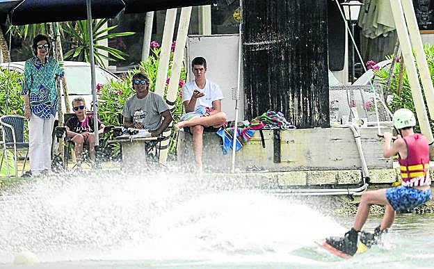 La reina Sofía y sus nietos Juan e Irene Urdangarin, en el Mallorca Wakepark de Alcudia.