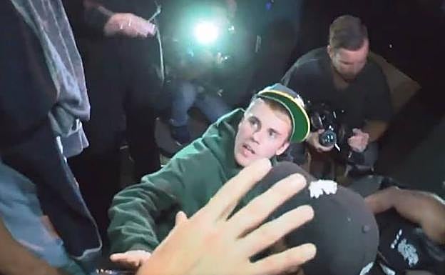 Justin Bieber auxiliando al fotógrafo atropellado. 