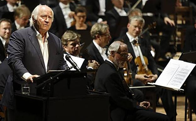 Wolf-Siegfried Wagner, durante su discurso en homenaje al 100º cumpleaños de su padre Wieland Wagner. 