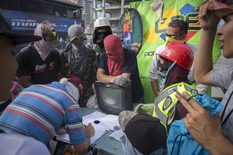 La convulsa jornada de votación para la Asamblea Constituyente se salda con al menos seis muertos