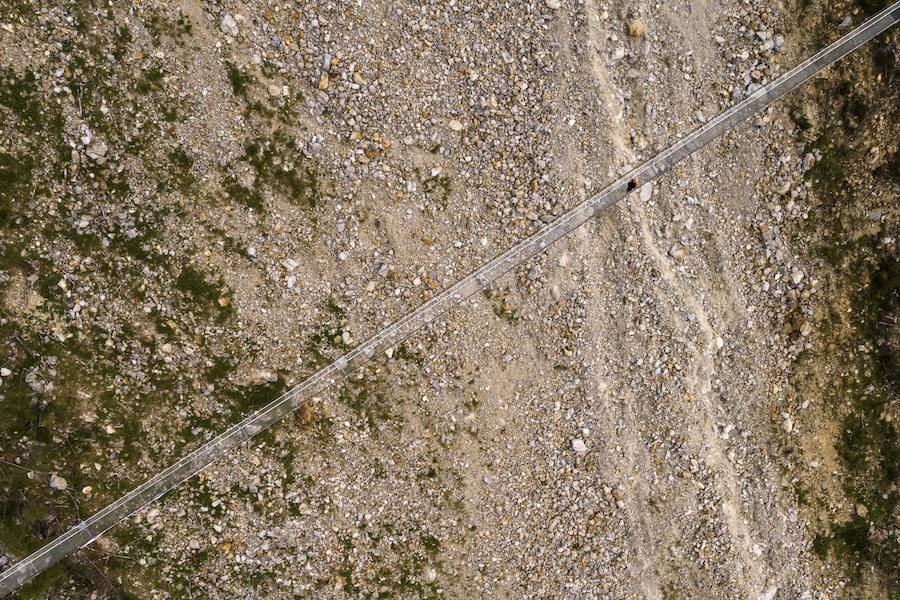 La inauguración del puente colgante peatonal más grande del mundo fue el pasado 29 de julio, con una longitud de 494m. El puente está situado en el Europaweg que conecta las localidades de Zermatt y Graechen.