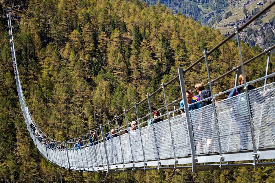 La inauguración del puente colgante peatonal más grande del mundo fue el pasado 29 de julio, con una longitud de 494m. El puente está situado en el Europaweg que conecta las localidades de Zermatt y Graechen.