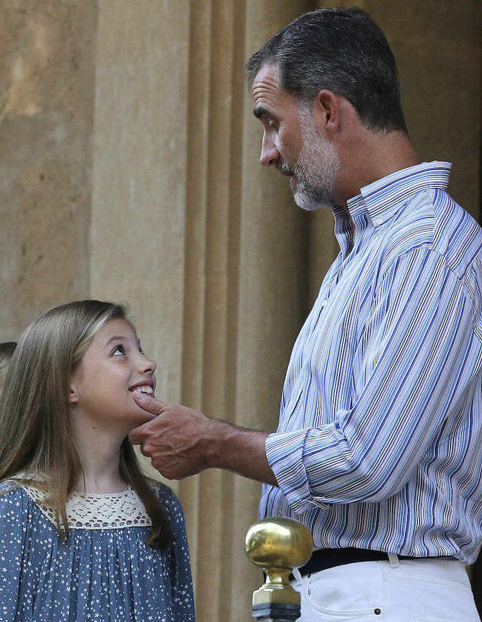 La Familia Real, formada por los Reyes Felipe y Letizia, la princesa Leonor y la infanta Sofía, han posado esta tarde antes los periodistas en el Palacio de Marivent, donde estos días están pasando sus tradicionales vacaciones de verano.