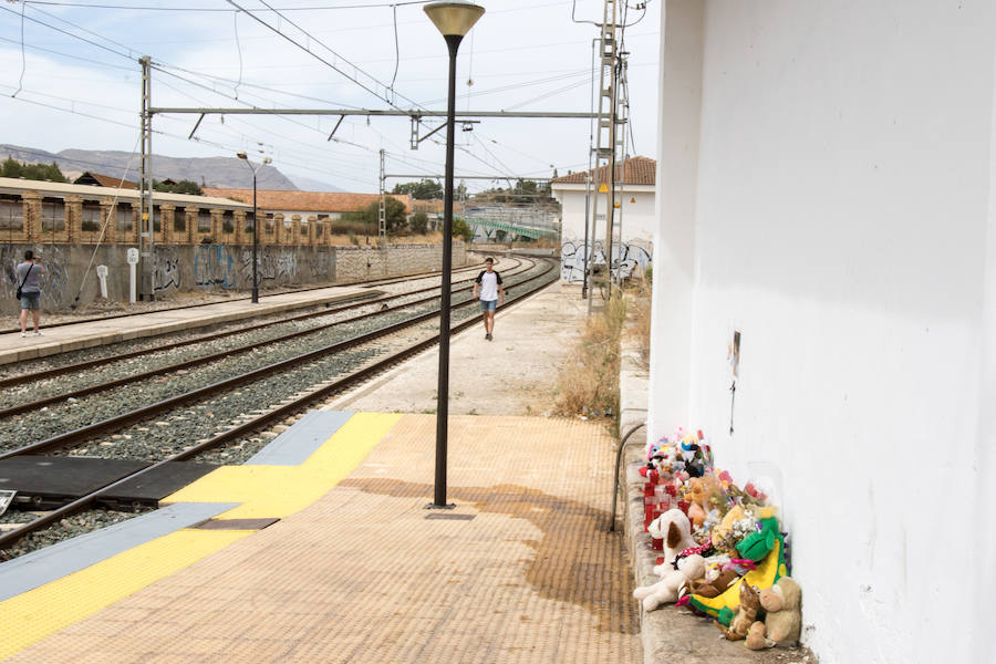 Los vecinos de Pizarra siguen sin creer el caso de Lucía Vivar tras conocer este martes que una cámara de seguridad registró a la niña caminando sola sobre las vías del tren.