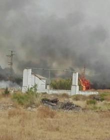 Imagen secundaria 2 - Un incendio de matorral en Churriana provoca una densa nube de humo negro