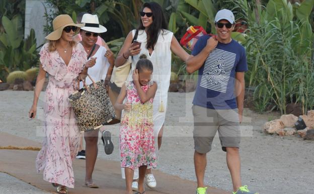 La pareja, junto a su hija y a la suegra del torero, visitó el chiringuito Playa Padre, de la empresaria María Bravo.