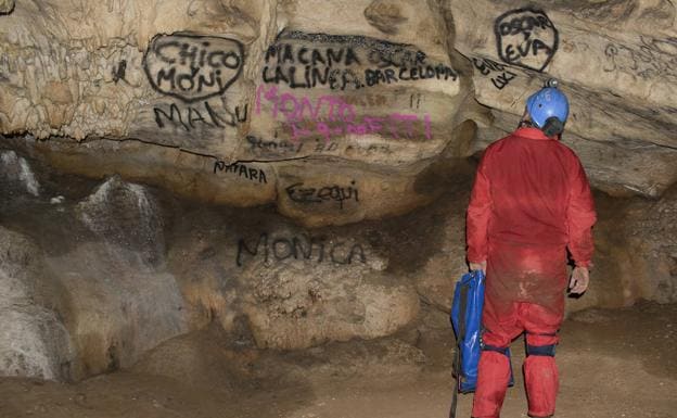 Algunas de las pintadas en el interior de la cueva.