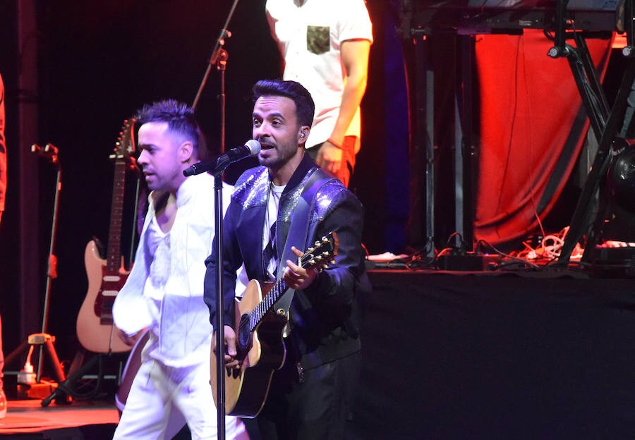 El cantante puertorriqueño Luis Fonsi bañó de amor y baile la cantera de Nagüeles en el concierto que ofreció en el auditorio del festival Starlite, lleno hasta la bandera para disfrutar al intérprete de la canción que desde hace meses suena en todo el mundo. No fue, sin embargo ‘Despacito’ el tema que abrió la velada. 