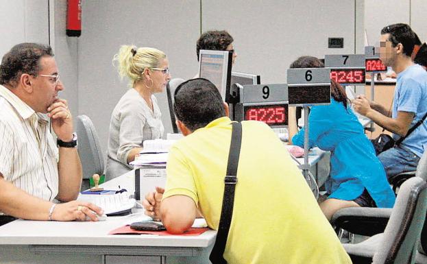 El paro retrocede en 4.245 personas en Andalucía y reduce el total a 814.518