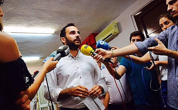 Daniel Pérez atiende a los medios.