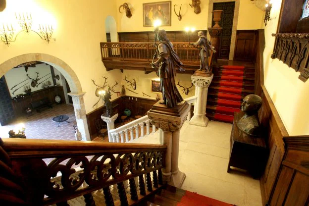 Escaleras del pazo, en las que se ha colocado un busto de Franco. :: CONCHI PAZ