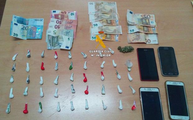 Detienen a cuatro personas tras desarticular un punto de venta de droga en Alameda