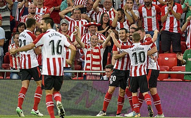 Raúl García celebra uno de sus goles con sus compañeros. 