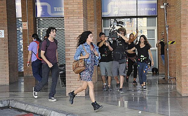 Javier Rey y María León, ayer durante el rodaje de ‘Sin fin’ en la estación de autobuses de Málaga.