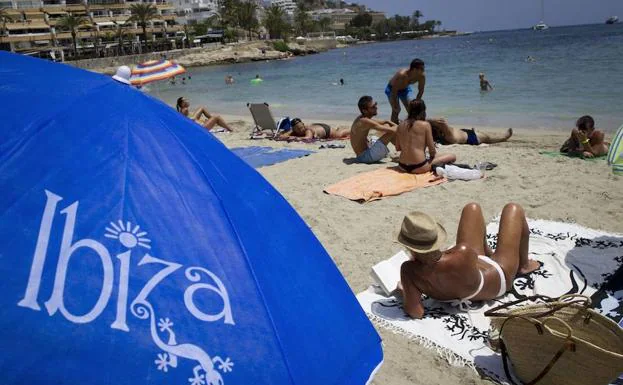 Turistas en una playa de Ibiza.