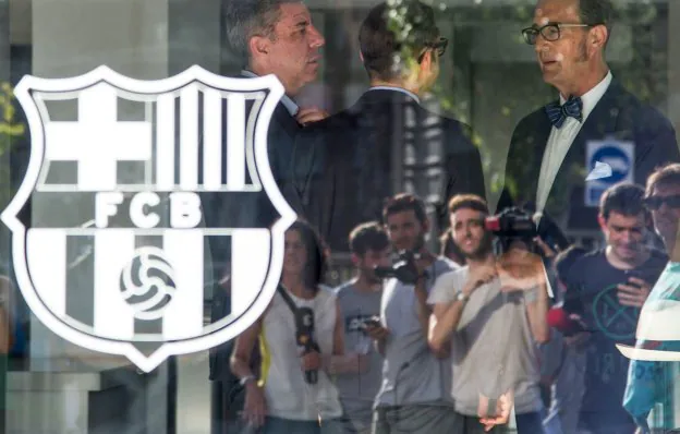 Los representantes legales de Neymar depositan en las oficinas del Barça el talón con los 222 millones. :: LOLA BOU. afp