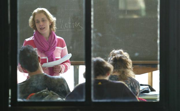 Una profesora da clase en un instituto de enseñanza secundaria de Oviedo. 