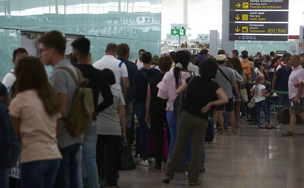 Colas en El Prat por la huelga de seguridad.