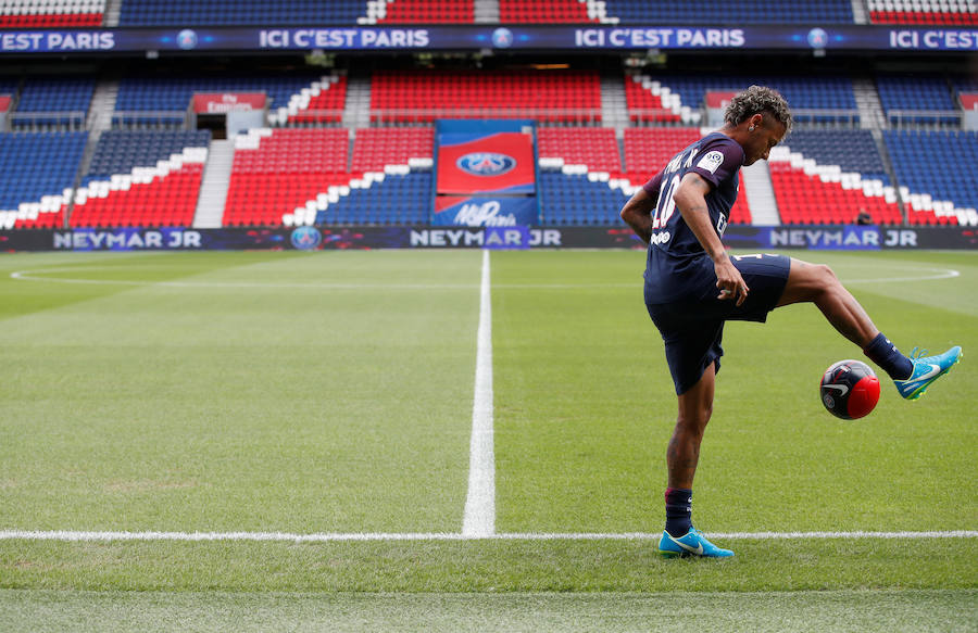 El futbolista brasileño ha causado gran expectación en su llegada a París para formar parte de la plantilla del PSG.