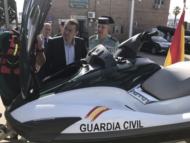 Sanz y el coronel jefe de la Guardia Civil, ayer con las motos acuáticas.