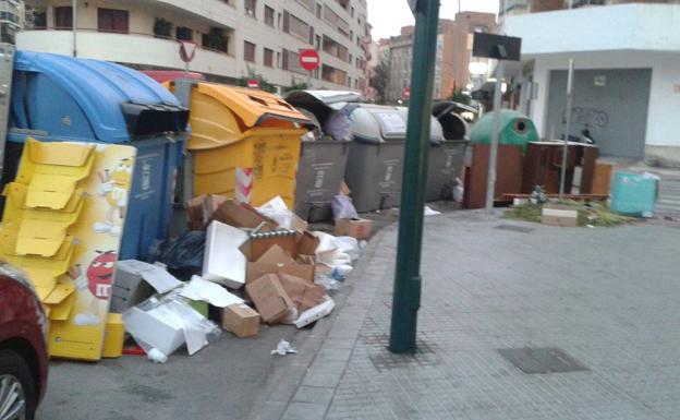 La basura se acumula fuera de los recipientes. 