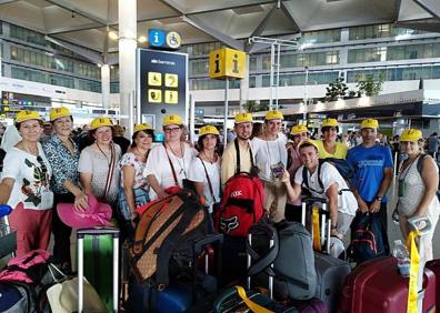 Imagen secundaria 1 - El choque entre los dos vehículos fue de gran magnitud y el conductor del camión fue detenido por circular a gran velocidad. Abajo, el grupo de colaboradores y las banderas a media asta en el Ayuntamiento.