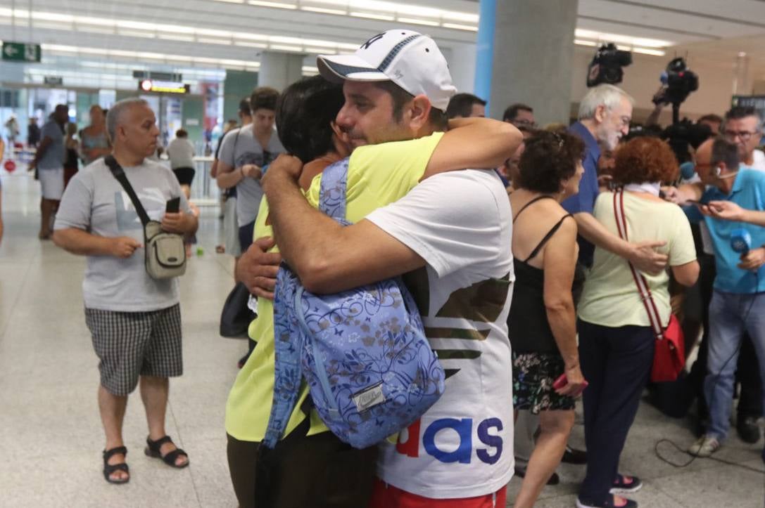 Destrozados por el cansancio del viaje, pero sobre todo por el dolor