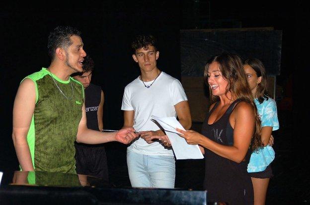Los aprendices se mezclan con los actores durante los ensayos.