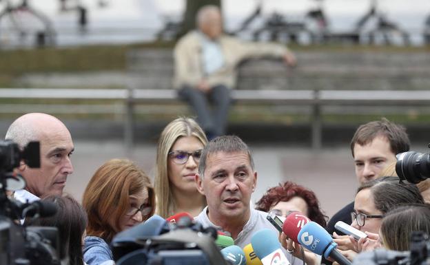 Arnaldo Otegi hoy durante su comparecencia ante los medios de comunicación. 