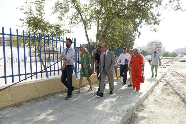 Jiménez, Pomares, Porras y Maeso acompañaron ayer al alcalde durante su visita a las obras. :: sur