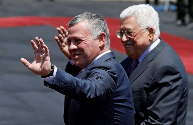 El rey Abdalá de Jordania y el presidente palestino Mahmud Abás, ayer juntos en Ramala. :: reuters