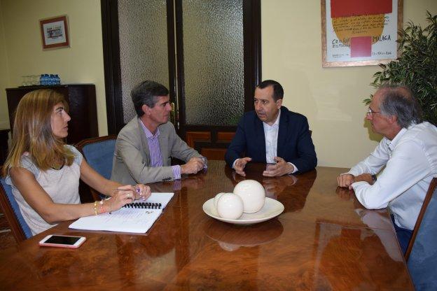 Ruiz Espejo, con Begoña Castillo, Juan José González y Francisco Montero. 