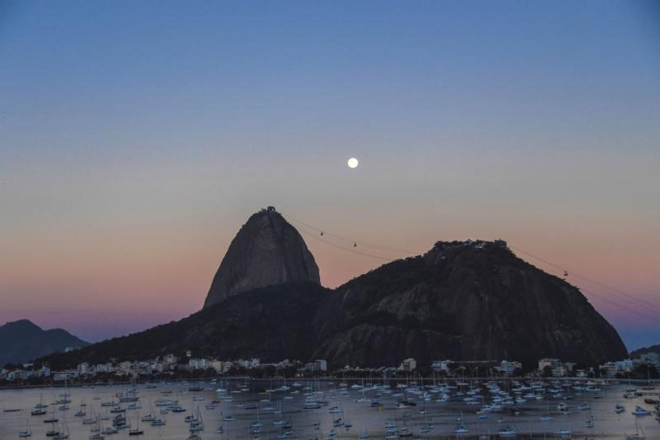 Vista de la luna llena en Rio de Janeiro.