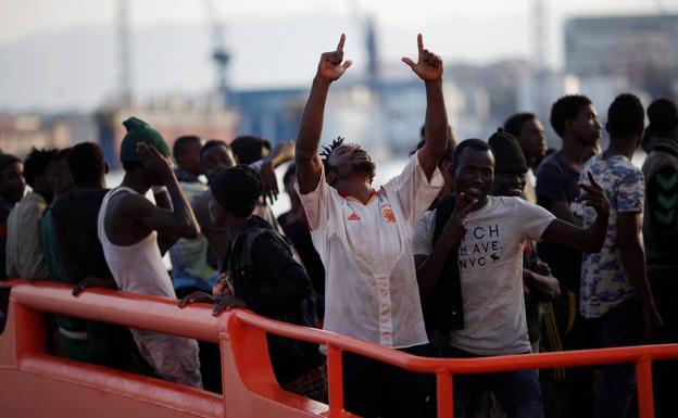 Imagen de los inmigrantes rescatados, a su llegada a la capital.