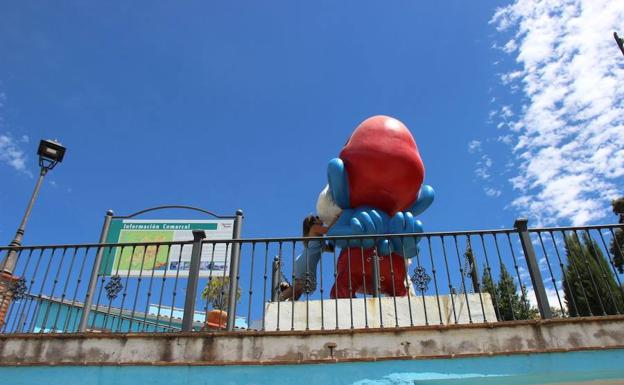 Una visitante, ayer, besando una de las figuras para fotografiarse. 