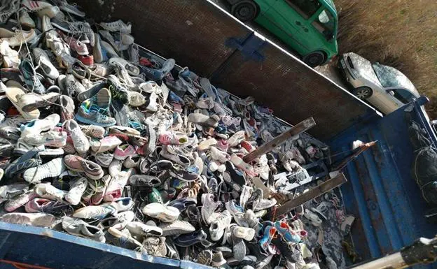 fibra Del Sur Perjudicial Sacan miles de zapatillas del cauce del río Chíllar en Nerja | Diario Sur