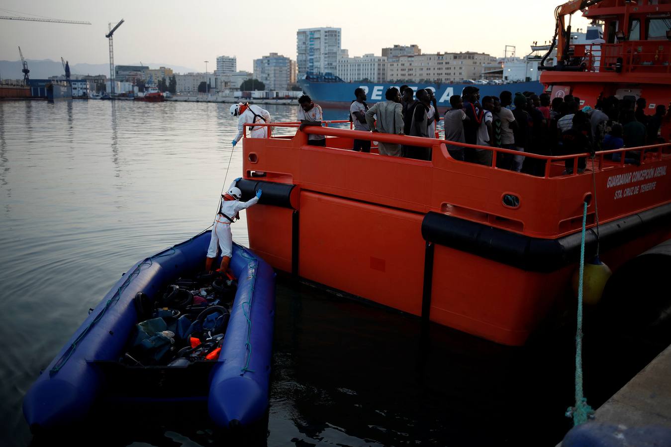 53 personas fueron localizadoas a bordo de una embarcación a 14 millas al sur de Benajarafe