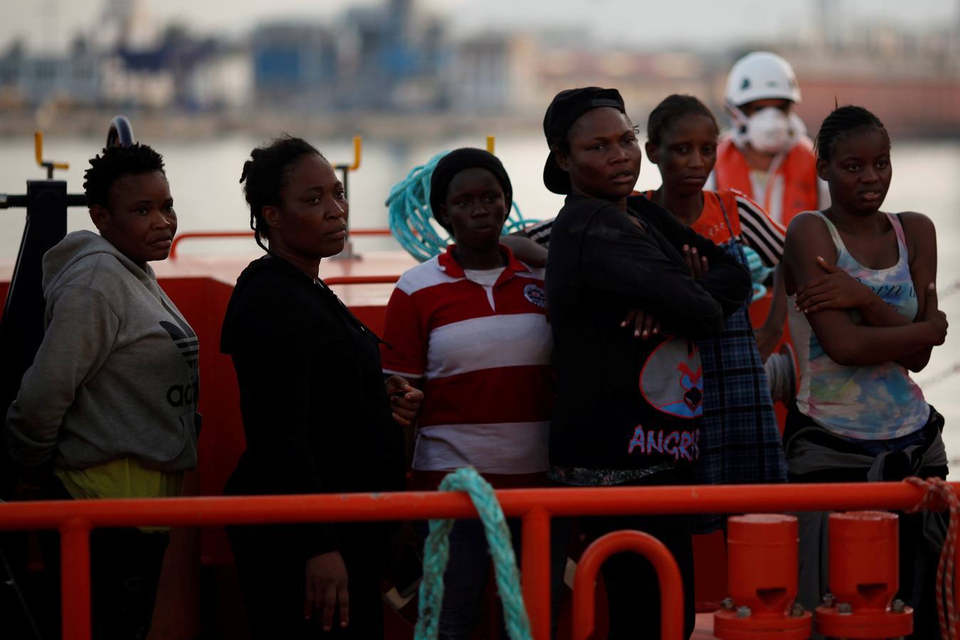 53 personas fueron localizadoas a bordo de una embarcación a 14 millas al sur de Benajarafe