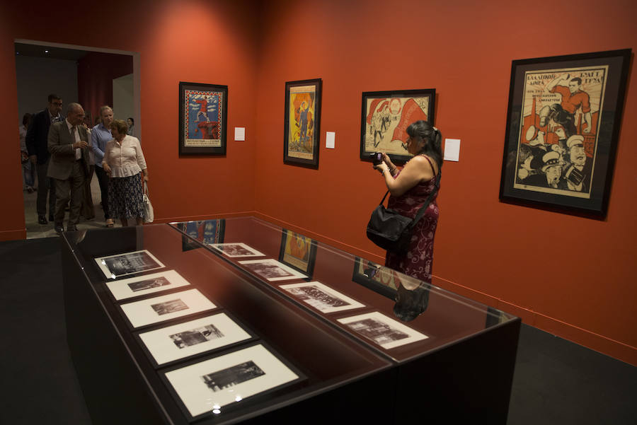 'Carteles de la Revolución', con una treintena de piezas originales de la época, recuerda en el espacio de Tabacalera el centenario del levantamiento bolchevique de octubre.