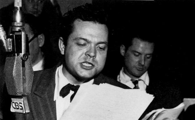 Orson Welles, actor norteamericano,lee en en una emisión radiofónica la novela "La guerra de los mundos", de H. G. Wells