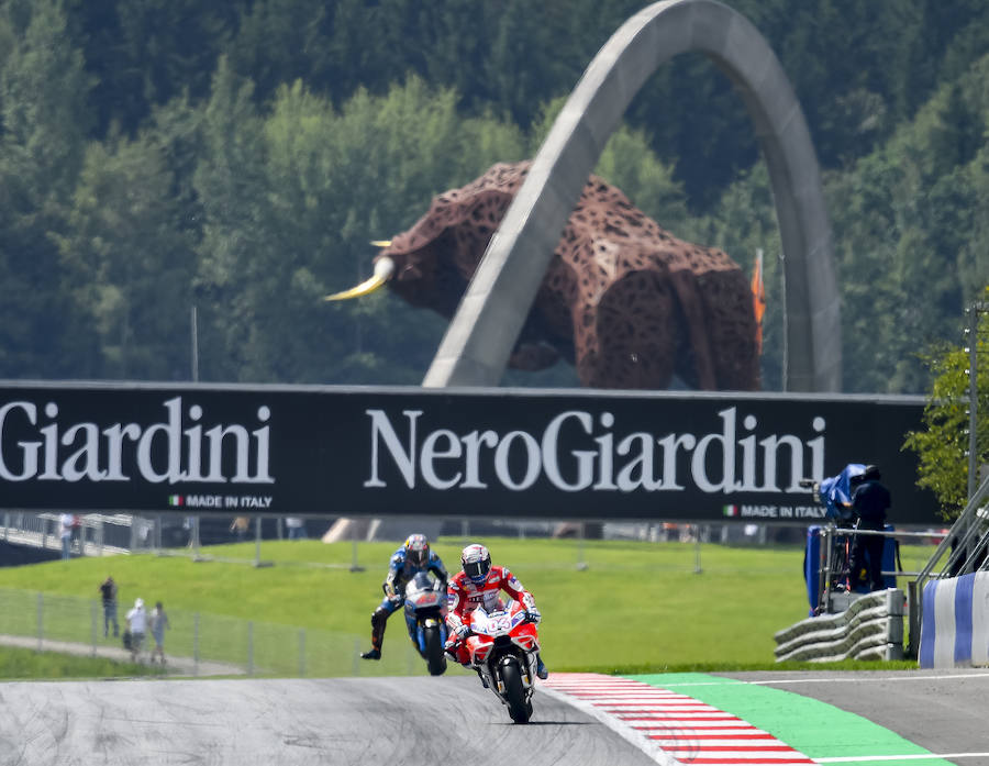 El italiano Andrea Dovizioso hizo buenos los pronósticos que dan un año más a las Ducati Desmosedici como favoritas para el triunfo en el Gran Premio de Austria de MotoGP al marcar el mejor tiempo en los entrenamientos. 