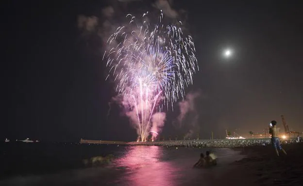 Noche de fuegos artificiales en el puerto de Málaga