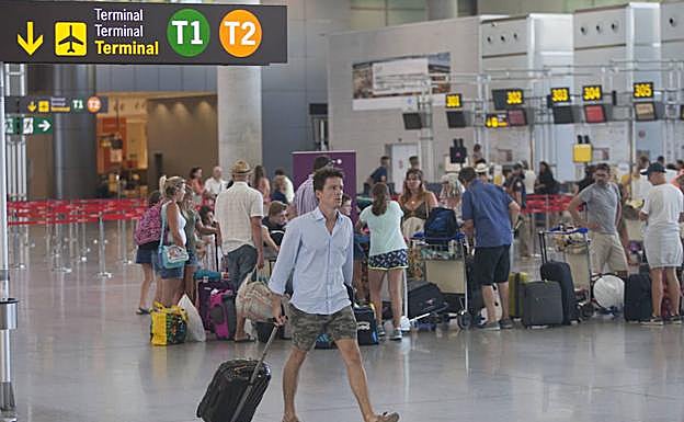 Imagen principal - Las terminales registran la mayor actividad del año. Turistas visitan la capital a bordo de vehículos ‘Segway’. La playa sigue siendo el principal atractivo para los turistas en la Costa. 