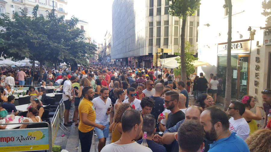 La ausencia de Policía Local, así como de los camiones de Limasa, permite que miles de jóvenes beban en la calle desde las 17.30 horas